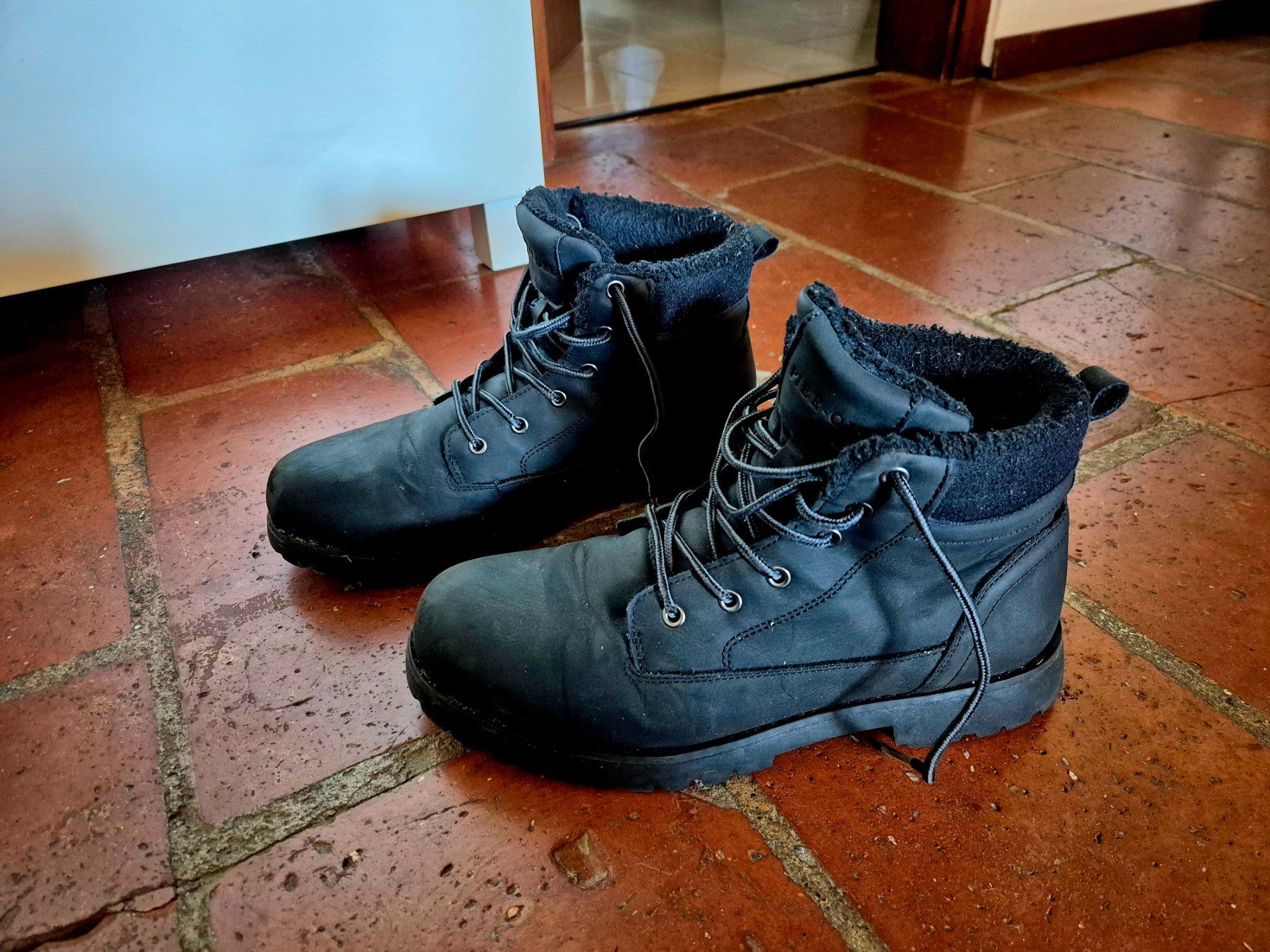 Scarpe da uomo: Pier One Boots schwarz mit Fell Grösse 44 – Usato da Canobbio venduto da doccame